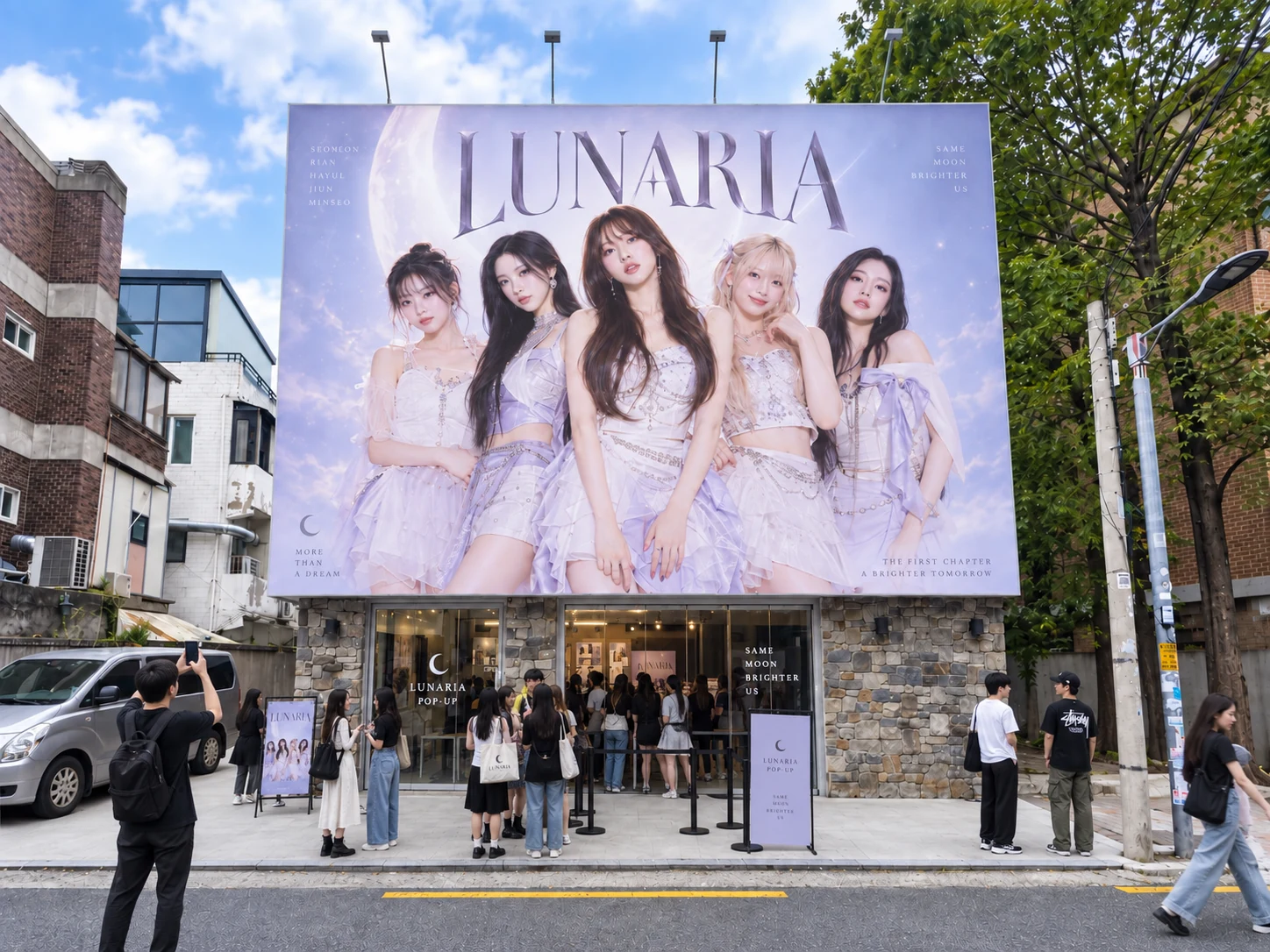 팝업 아케이드 홍대 전면 외벽 광고와 거리 전경, 첫 번째 사진